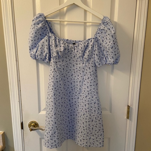 Puff-sleeved Crêped Dress - Picture 2 of 4